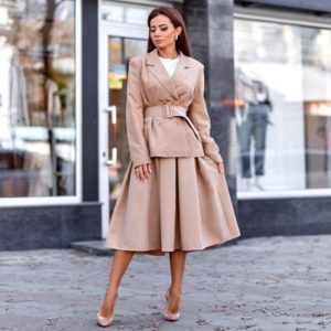 بدلة كلاسيكية مع تنورة